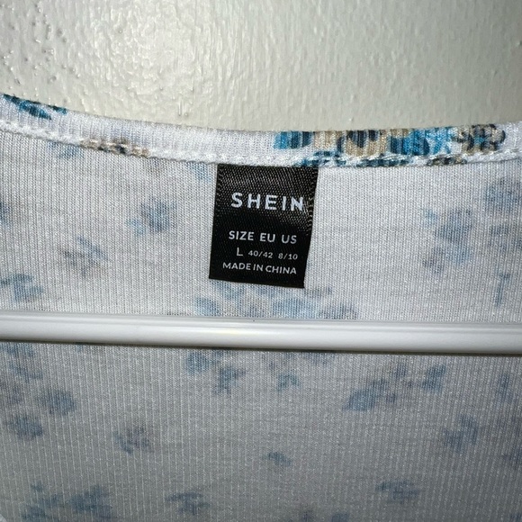 a whte and blue flowery dress - Picture 3 of 4